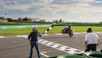 Arrivée de la deuxième manche sur la Honda RC 30, 1e en Post Classic Arrivée de la deuxième manche sur la Honda RC 30, 1e en Post Classic