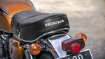 Honda a siglé très tôt l’arrière de ses selles, pour mieux vous annoncer qui venait de vous doubler ! Honda a siglé très tôt l’arrière de ses selles, pour mieux vous annoncer qui venait de vous doubler !