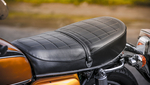 La selle est plate avec la sangle pour le passager, mais la place est large. La selle est plate avec la sangle pour le passager, mais la place est large.