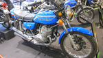 La 750 H2 coiffe la gamme des 3 cylindres, mais est arrivée juste après la H1 en 1972.