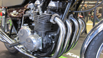 Le premier 4 cylindres de Kawasaki fait 903cm3 et développe 82 chevaux pour un poids de 230 kg. Le premier 4 cylindres de Kawasaki fait 903cm3 et développe 82 chevaux pour un poids de 230 kg.
