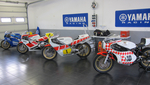Les Yamaha 500 au garage, toutes prêtes pour retrouver leur pilote de l'époque