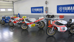 Les Yamaha 500 au garage, toutes prêtes pour retrouver leur pilote de l'époque Les Yamaha 500 au garage, toutes prêtes pour retrouver leur pilote de l'époque