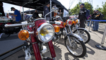 Les motos sont laissées au stand Yamaha à Prenois.