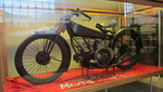 Mais c'est deux ans avant, en 1919, que Guzzi et Parodi construisent leur première moto. La légende commence.