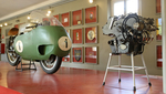 La moto Otto Cilindri (huit cylindres) et son moteur